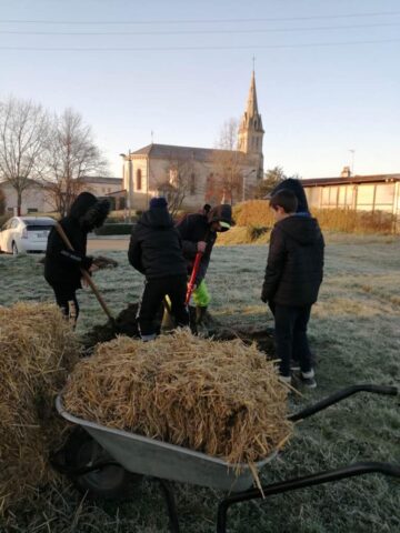 Plantation du verger à Prigonrieux