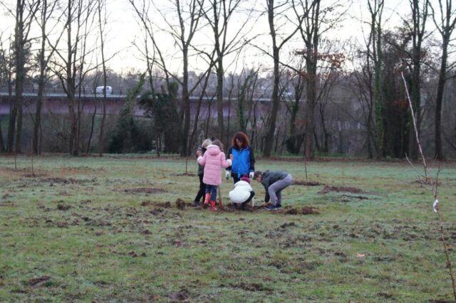 Plantation du verger à Creysse