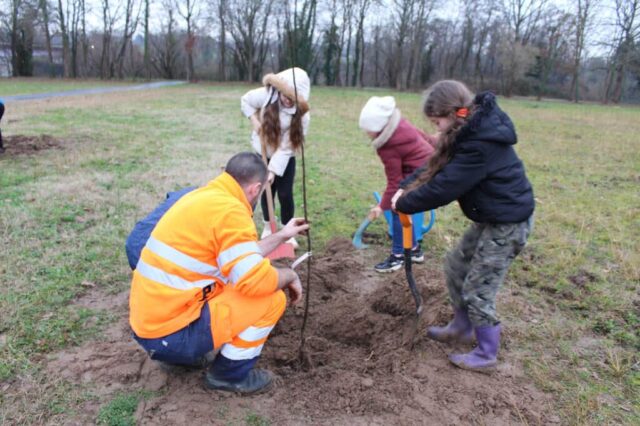Plantation du verger à Creysse