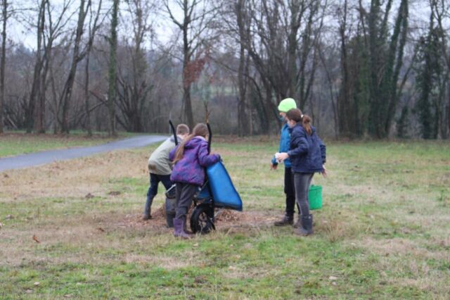 Plantation du verger à Creysse