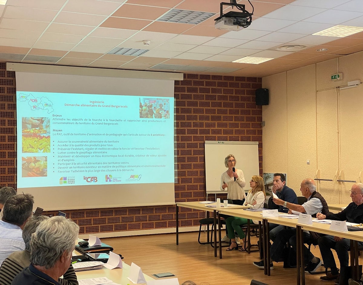 Au micro Mme Céline Jardin, responsable de la Démarche alimentaire de territoire (DAT), à sa droite Mme Marie L’Hoste, responsable de Bergerac Entreprendre et M. Philippe Perrin, chef du service économique de la CAB