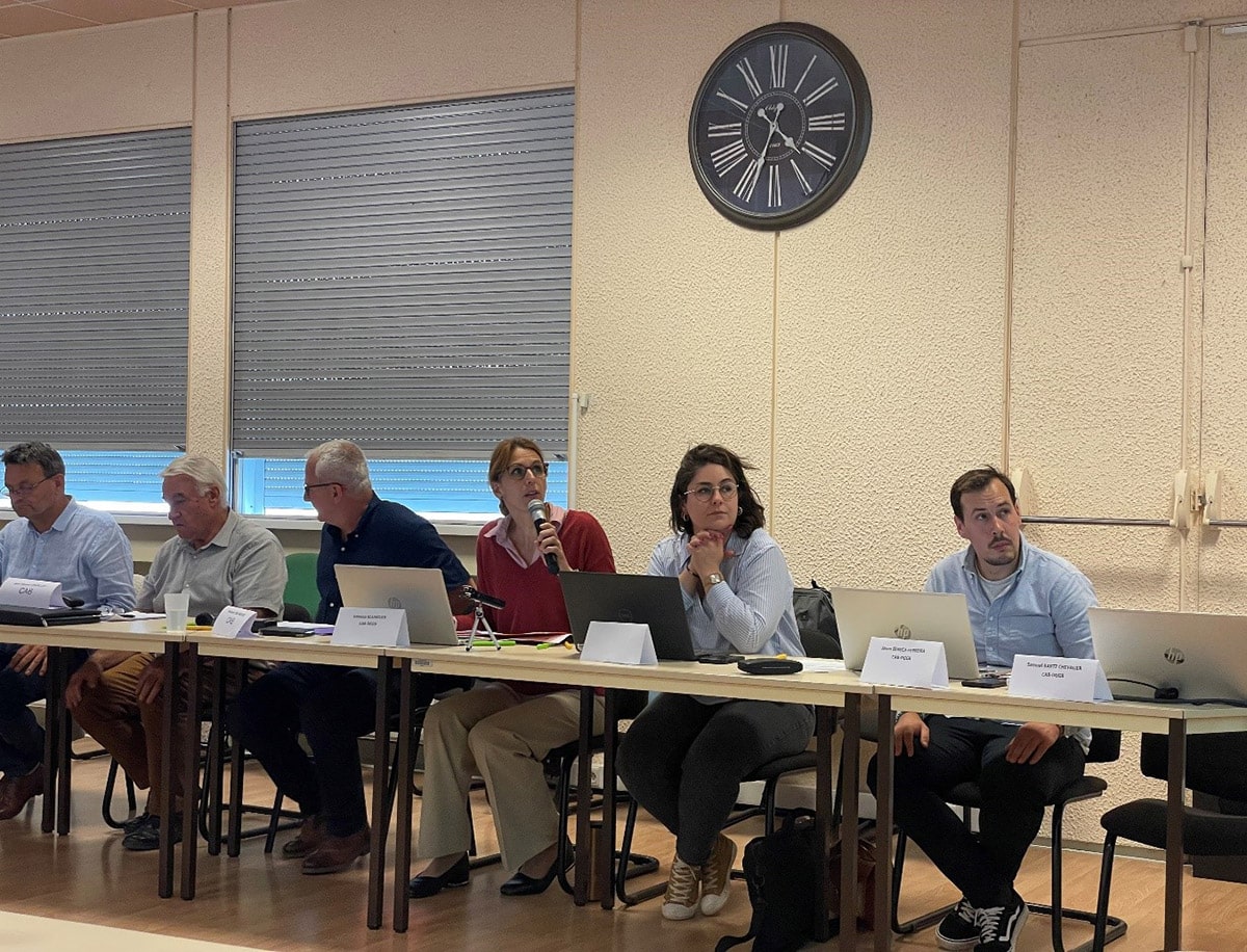 Au micro Mme Vanessa Klainguer, Déléguée du Grand Bergeracois, à sa droite Mme Mélanie Dubreil, chargée de mission Fonds européens et territoires pour la région Nouvelle-Aquitaine, et M. Jason Seneca-Ferreira, animateur des fonds européens territorialisés du Grand Bergeracois