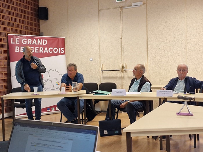 Fonds européens territorialisés (4) Au micro M. Jean-Claude Castagner, Maire d’Issigeac, à sa droite M. Guy Vantomme, adjoint, et M. Pierre Brossard, chef de projet « Petites villes de demain »