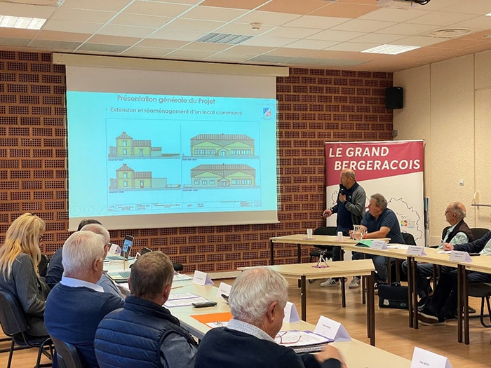 Fonds européens territorialisés (5) Au micro M. Jean-Claude Castagner, Maire d’Issigeac, à sa droite M. Guy Vantomme, adjoint, et M. Pierre Brossard, chef de projet « Petites villes de demain »