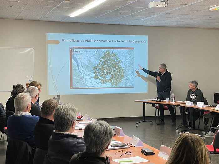 PDIPR Au micro M. Jean-Claude Castagner, Maire d’Issigeac, à sa droite M. Guy Vantomme, adjoint, et M. Pierre Brossard, chef de projet « Petites villes de demain »