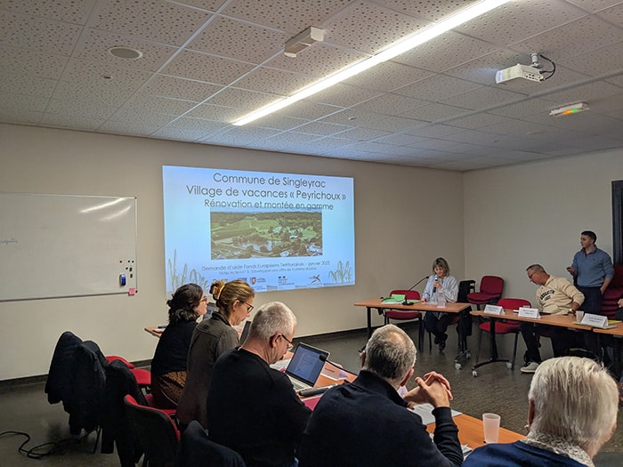 Peyrichoux Au micro M. Jean-Claude Castagner, Maire d’Issigeac, à sa droite M. Guy Vantomme, adjoint, et M. Pierre Brossard, chef de projet « Petites villes de demain »