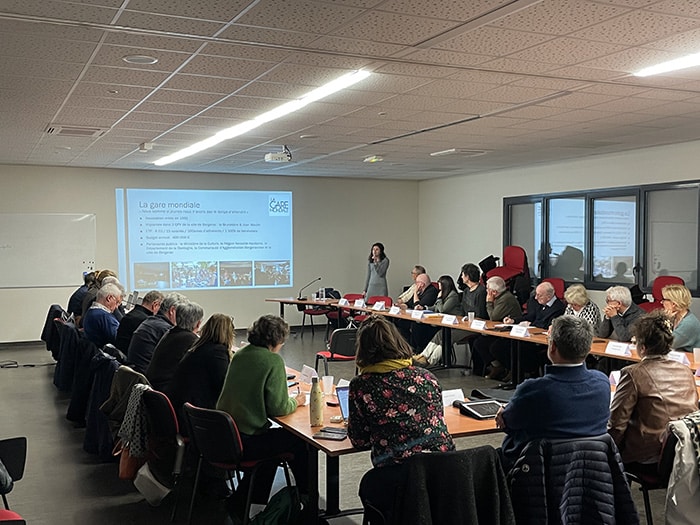 la Gare Mondiale Au micro Mme Céline Jardin, responsable de la Démarche alimentaire de territoire (DAT), à sa droite Mme Marie L’Hoste, responsable de Bergerac Entreprendre et M. Philippe Perrin, chef du service économique de la CAB