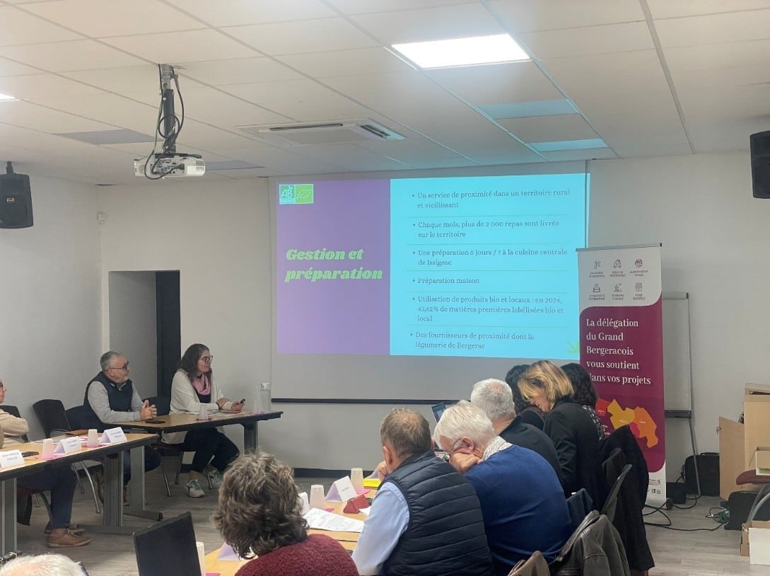 Au micro M. Jonathan Prioleaud, Maire de Bergerac, à sa gauche M. Michaël Destombes, Conseiller municipal au commerce et travaux