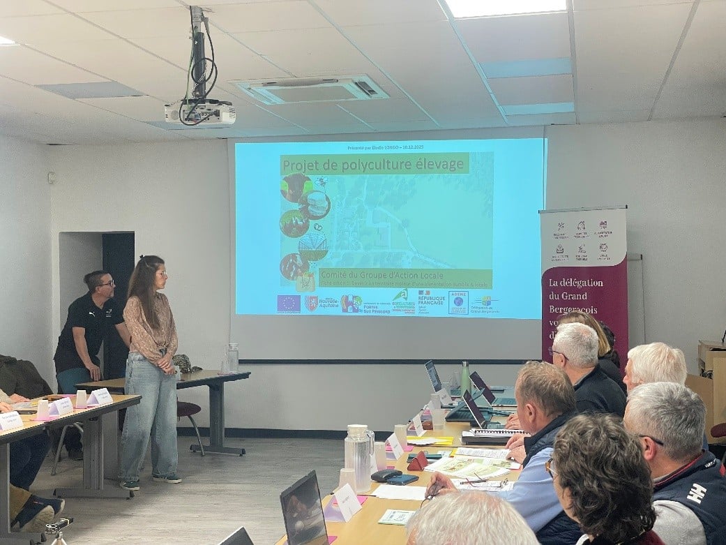 Au micro M. Jean-Claude Castagner, Maire d’Issigeac, à sa droite M. Guy Vantomme, adjoint, et M. Pierre Brossard, chef de projet « Petites villes de demain »