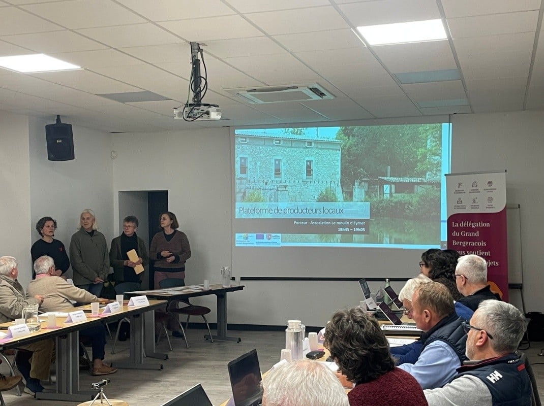 Au micro M. Jean-Claude Castagner, Maire d’Issigeac, à sa droite M. Guy Vantomme, adjoint, et M. Pierre Brossard, chef de projet « Petites villes de demain »