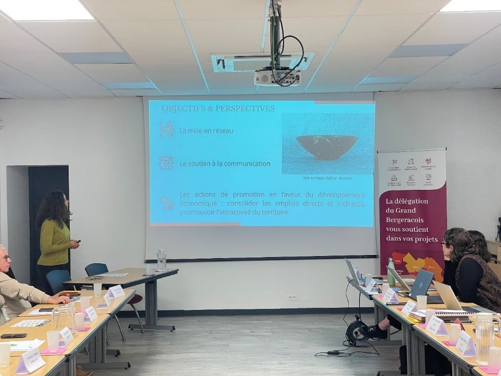 Au micro M. Jean-Claude Castagner, Maire d’Issigeac, à sa droite M. Guy Vantomme, adjoint, et M. Pierre Brossard, chef de projet « Petites villes de demain »