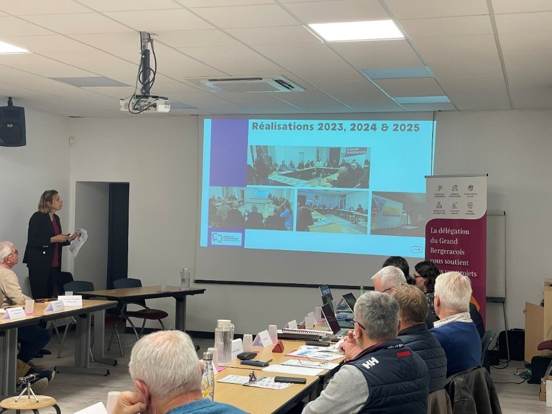 Au micro M. Jean-Claude Castagner, Maire d’Issigeac, à sa droite M. Guy Vantomme, adjoint, et M. Pierre Brossard, chef de projet « Petites villes de demain »